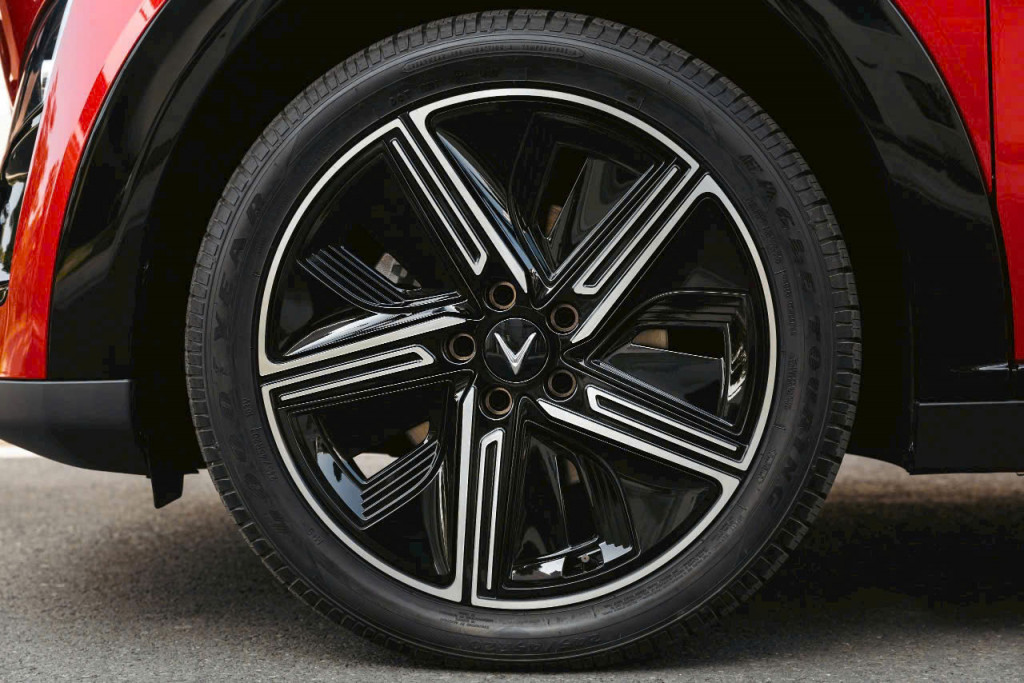 kiểm tra kỹ các chi tiết của xe chụp hình quay phim