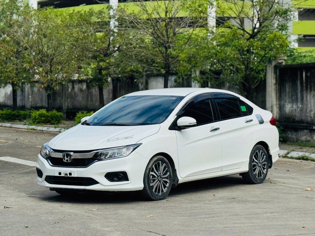 Thuê xe tự lái ai sẽ đổ xăng