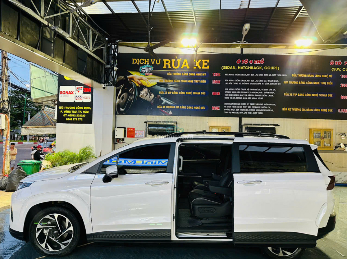 ôtô tự lái Hyundai Custin