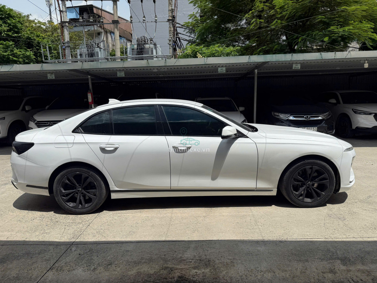 oto tự lái VinFast Lux A 2.0 Hồng Hà